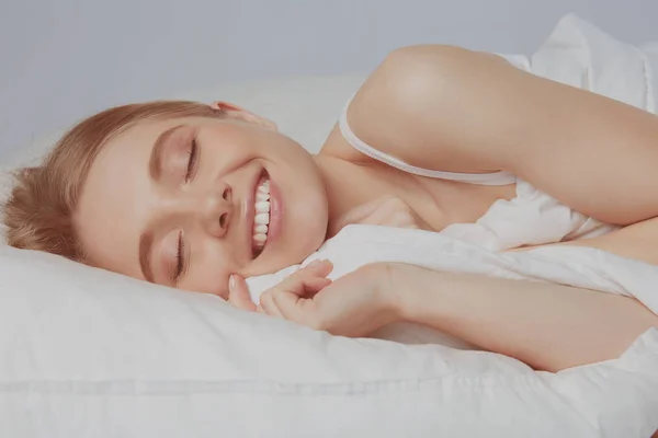 Photo de jeune femme endormie couchée au lit les yeux fermés — Photo