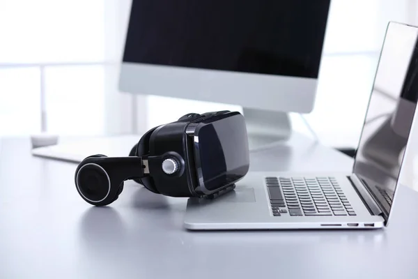 Virtual reality briller på skrivebordet med laptop. Forretninger. 3d teknologi - Stock-foto