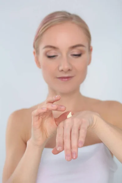 Krásná mladá dívka s čisté čerstvé kůže se dotkne rukou tvář — Stock fotografie
