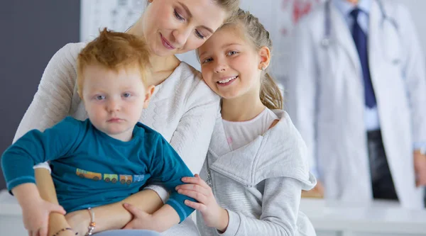 Bambini piccoli con la madre da un medico su consultazione — Foto Stock