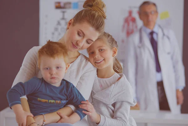 Małe dzieci z matką u lekarza na konsultacjach — Zdjęcie stockowe