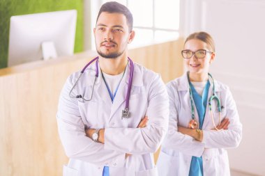 Doktorlar, erkek ve kadın, beyaz zemin üzerine izole mutlu bir tıbbi ekip görünümü