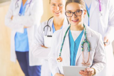 Bir grup doktor ve hemşire hastane odasında bekliyor.