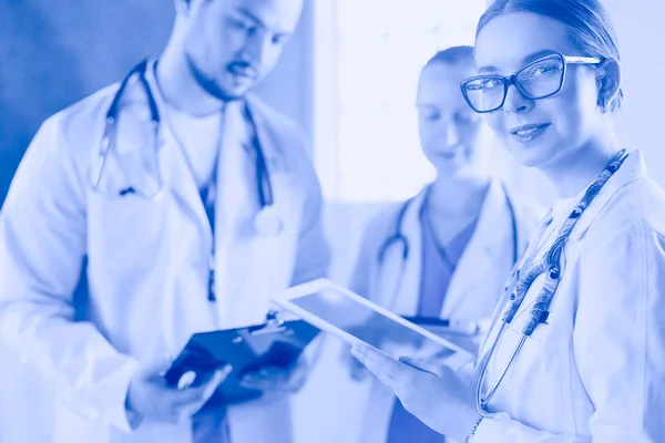 Ärzte mit Tablette im Krankenhaus im Stehen — Stockfoto