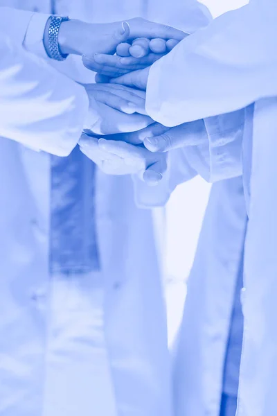 Ärzte und Krankenschwestern in einem medizinischen Team beim Händestapeln — Stockfoto