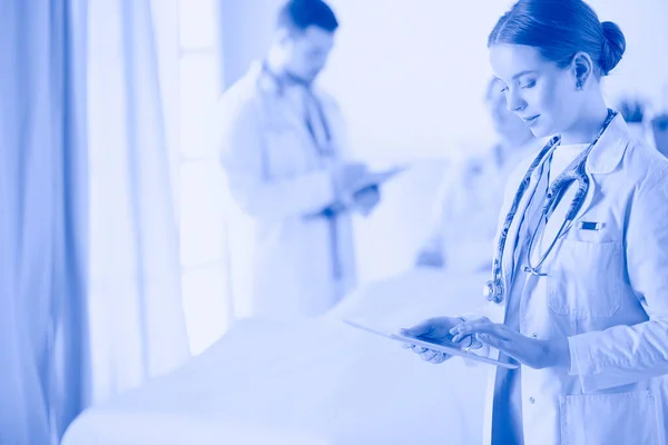 Läkare eller sjuksköterska pratar med patienten på sjukhus — Stockfoto