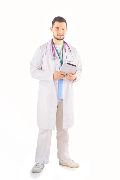 白い背景で隔離のタブレットと自信を持って医師の肖像画 — ストック写真