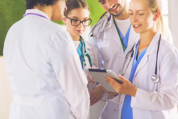 Doctor mostrando algo en su tableta a su equipo médico —  Fotos de Stock