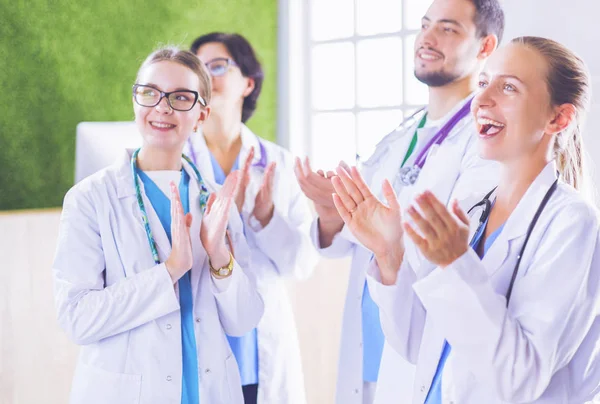 Gelukkig medisch team bestaande uit mannelijke en vrouwelijke artsen brede glimlach en geven een duim omhoog van succes en hoop — Stockfoto