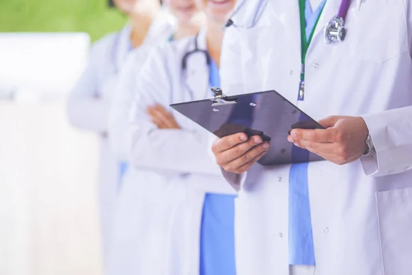 Glückliches Ärzteteam, bestehend aus Ärzten und Ärztinnen, lächelt breit und drückt den Daumen für Erfolg und Hoffnung — Stockfoto