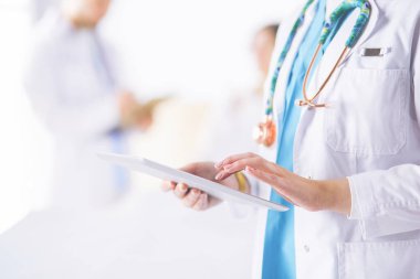 Ameliyathanedeki doktor genç kadını muayene ediyor.