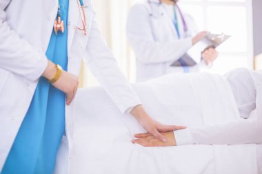 Doktor ya da hemşire hastanede hastayla konuşuyor.