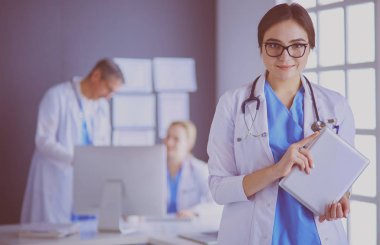Hastane lobisinde tablet bilgisayar kullanan kadın doktor.