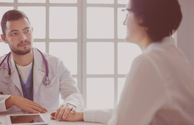 Erkek doktor ambulanstaki hastayı rahatlatıyor.