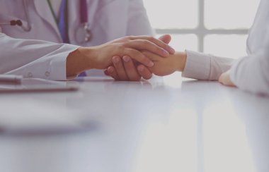 yakın çekim, stetoskop ve kağıt üzerinde arka plan doktor ve hasta el