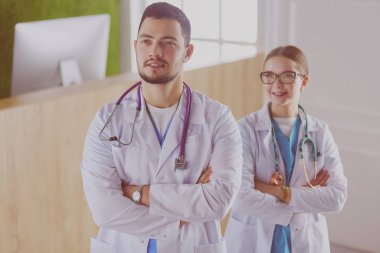 Doktorlar, erkek ve kadın, beyaz zemin üzerine izole mutlu bir tıbbi ekip görünümü