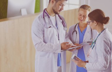 Doktor tabletinde tıbbi ekibine bir şey gösteriyor.