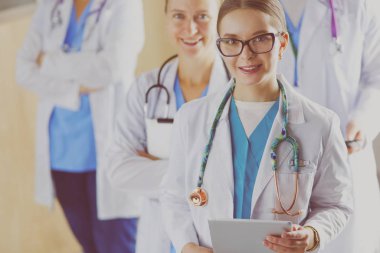 Bir grup doktor ve hemşire hastane odasında bekliyor.