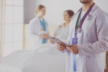 Doktor, kadın hastasına teşhisi açıklıyor.