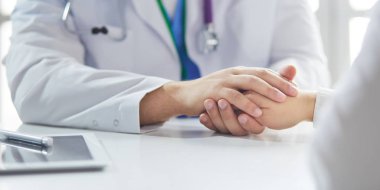 yakın çekim, stetoskop ve kağıt üzerinde arka plan doktor ve hasta el