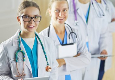 Bir grup doktor ve hemşire hastane odasında bekliyor.