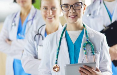 Bir grup doktor ve hemşire hastane odasında bekliyor.