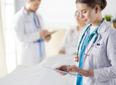 Doktor ya da hemşire hastanede hastayla konuşuyor.