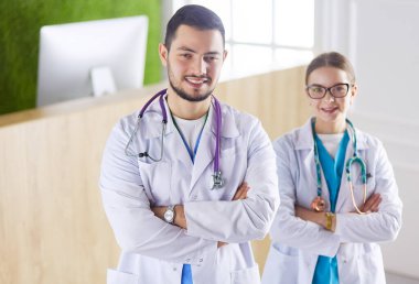 Beyaz arka planda izole edilmiş bir doktor, kadın ve erkek.