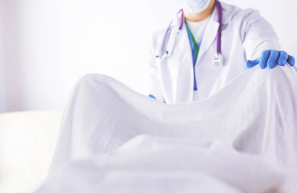 Male obstetrician and scrubs nurse are delivered to the pregnant woman in the delivery room of the hospital — Stock Photo, Image