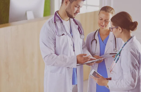 Doctor mostrando algo en su tableta a su equipo médico —  Fotos de Stock