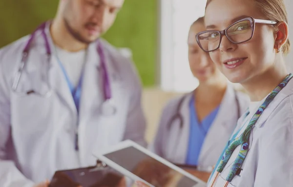 Doctor mostrando algo en su tableta a su equipo médico —  Fotos de Stock