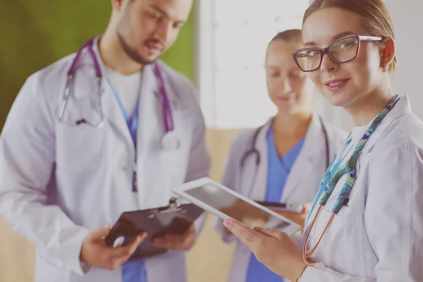Medici che utilizzano un tablet in ospedale in piedi in ufficio — Foto Stock