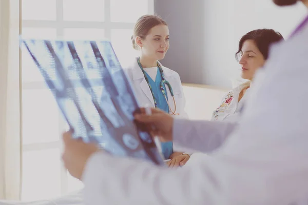 Medisch team bespreken diagnose voor x-ray image in office — Stockfoto