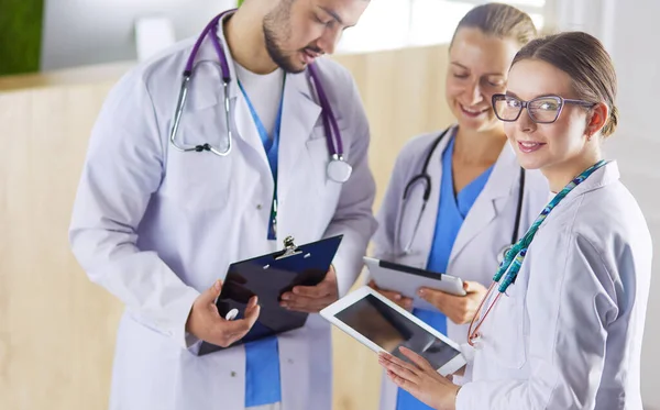 Doctor mostrando algo en su tableta a su equipo médico —  Fotos de Stock