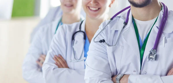 Щаслива медична команда, що складається з чоловіків і жінок-лікарів, посміхається і дає великий палець успіху і надії — стокове фото