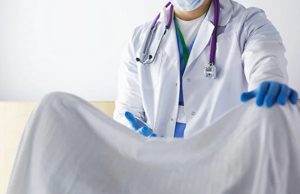 Mężczyzna położnik i pielęgniarka peeling są dostarczane do kobiety w ciąży w sali porodowej szpitala — Zdjęcie stockowe