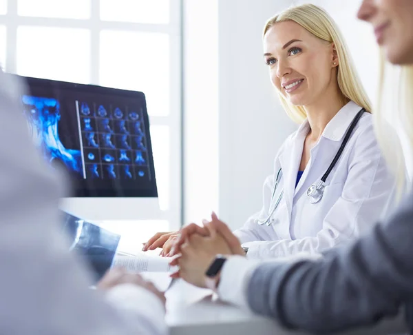 Mulher médica mostra o paciente radiografia de tórax — Fotografia de Stock