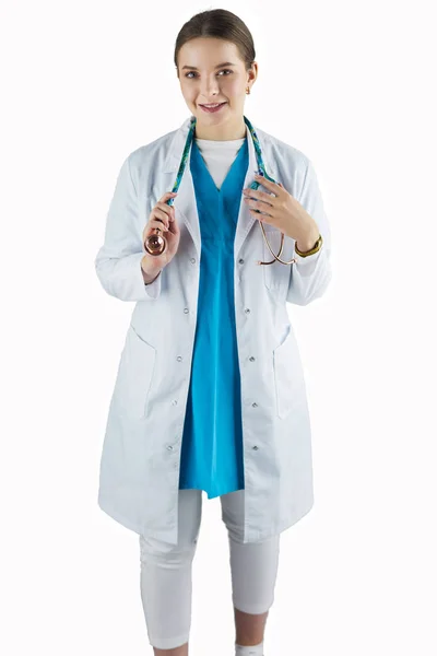Улыбающаяся докторша со стетоскопом. Изолированный на белом фоне — стоковое фото