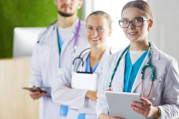 Group of doctors and nurses standing in the hospital room — Stock Photo, Image