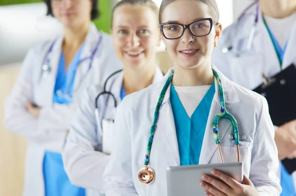 Group of doctors and nurses standing in the hospital room — Stock Photo, Image