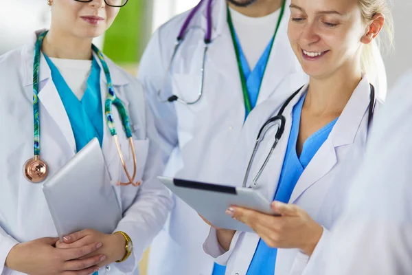 Gruppe von Ärzten und Krankenschwestern im Krankenhauszimmer — Stockfoto