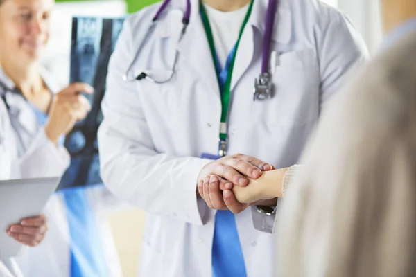 Läkare som använder en tablett på sjukhus stående på kontoret — Stockfoto