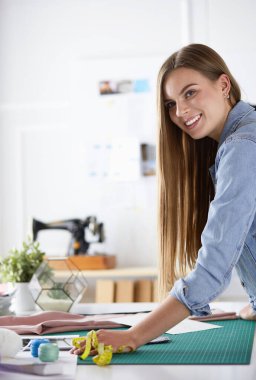 moda tasarımcısı olarak stüdyonun tasarımları üzerinde çalışıyor