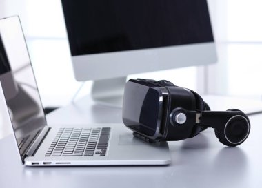 Bilgisayarlı sanal gerçeklik gözlükleri. İş. 3D teknoloji