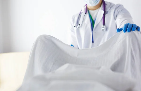 Mužský porodník a ošetřovatel jsou doručeny těhotné ženě v porodním sále nemocnice — Stock fotografie