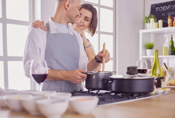 Coppia di cucina insieme in cucina a casa — Foto Stock