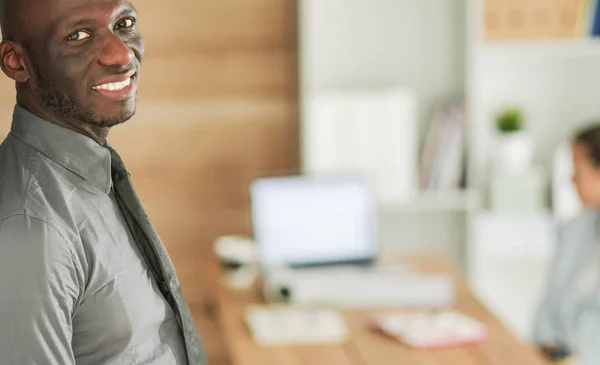 Attraktive Frau sitzt am Schreibtisch im Büro, arbeitet mit Laptop, trinkt Kaffee zum Mitnehmen — Stockfoto