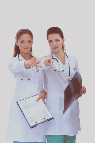 Dos enfermeras viendo imágenes de rayos X, de pie en el hospital. Rayos X. Dos doctora mujer — Foto de Stock