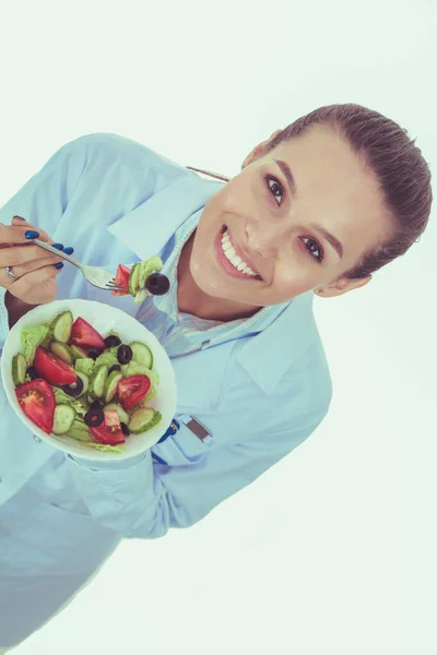 Portrait d'une belle femme médecin tenant une assiette avec des légumes frais. Femmes médecins. — Photo