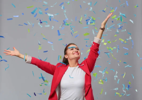 Portreit bella donna felice alla festa di festa con coriandoli. Compleanno o Capodanno celebrando il concetto . — Foto Stock